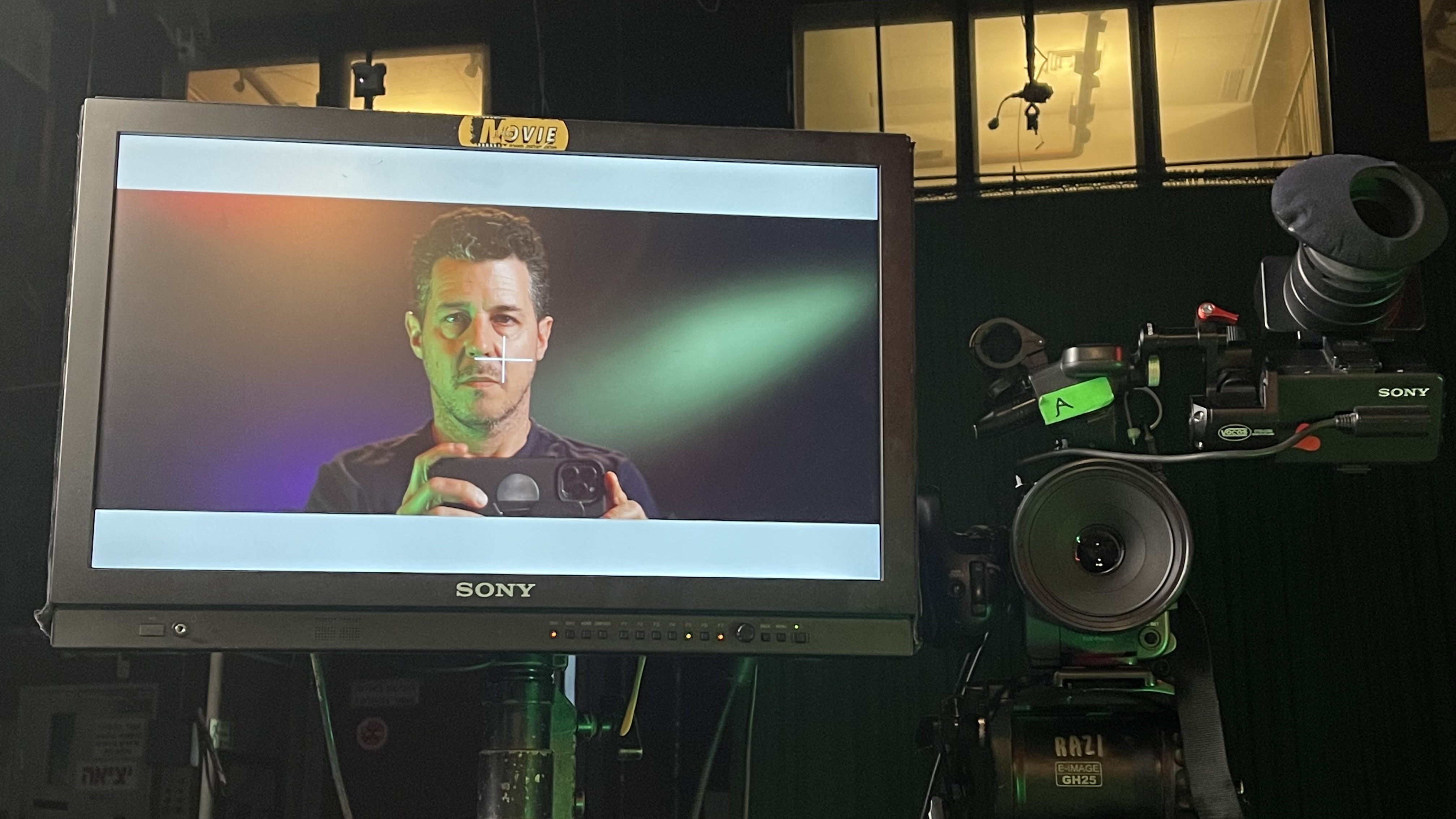 ליד המוניטור באולפן