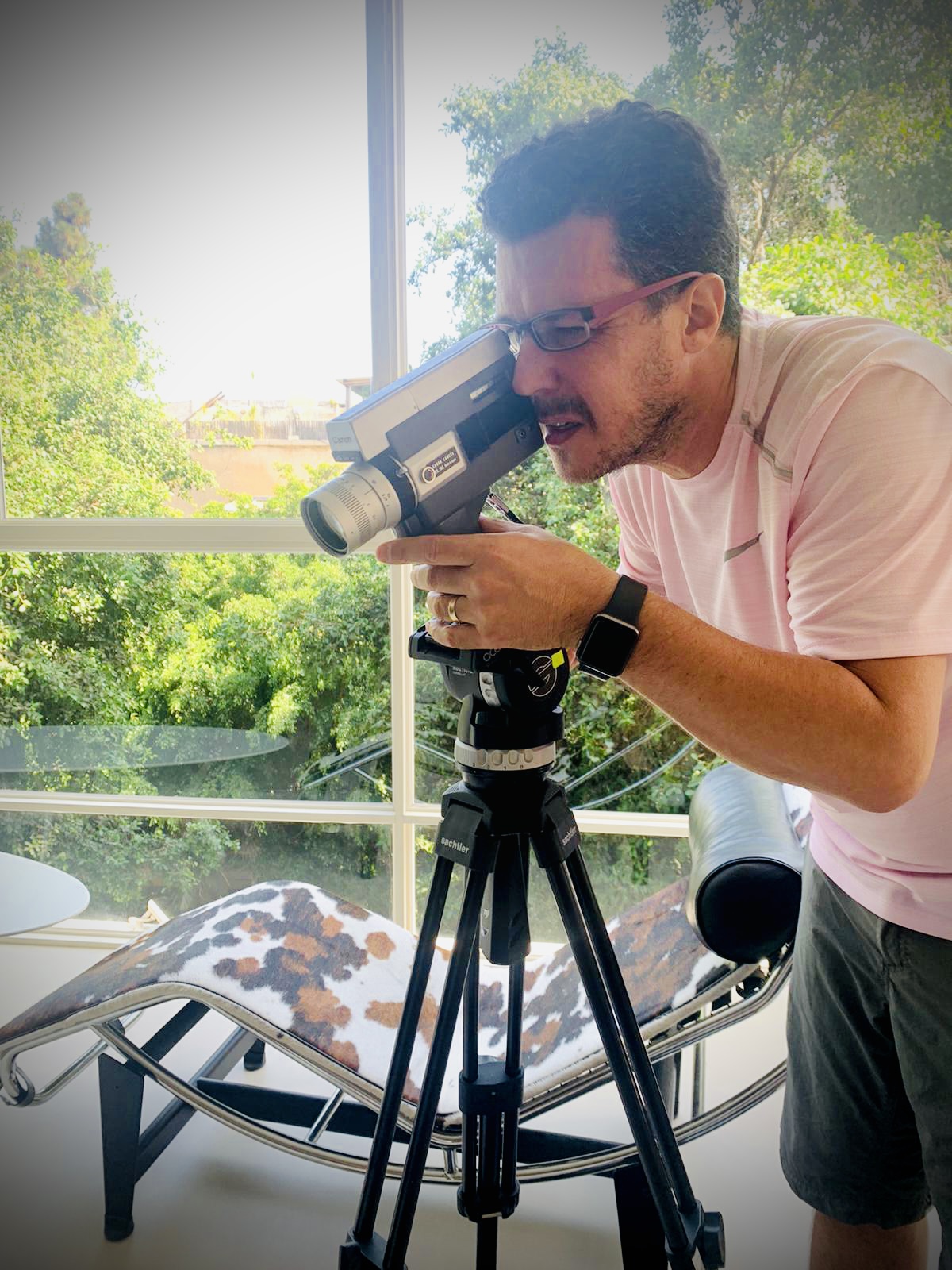 עם מצלמת Super 8 ישנה